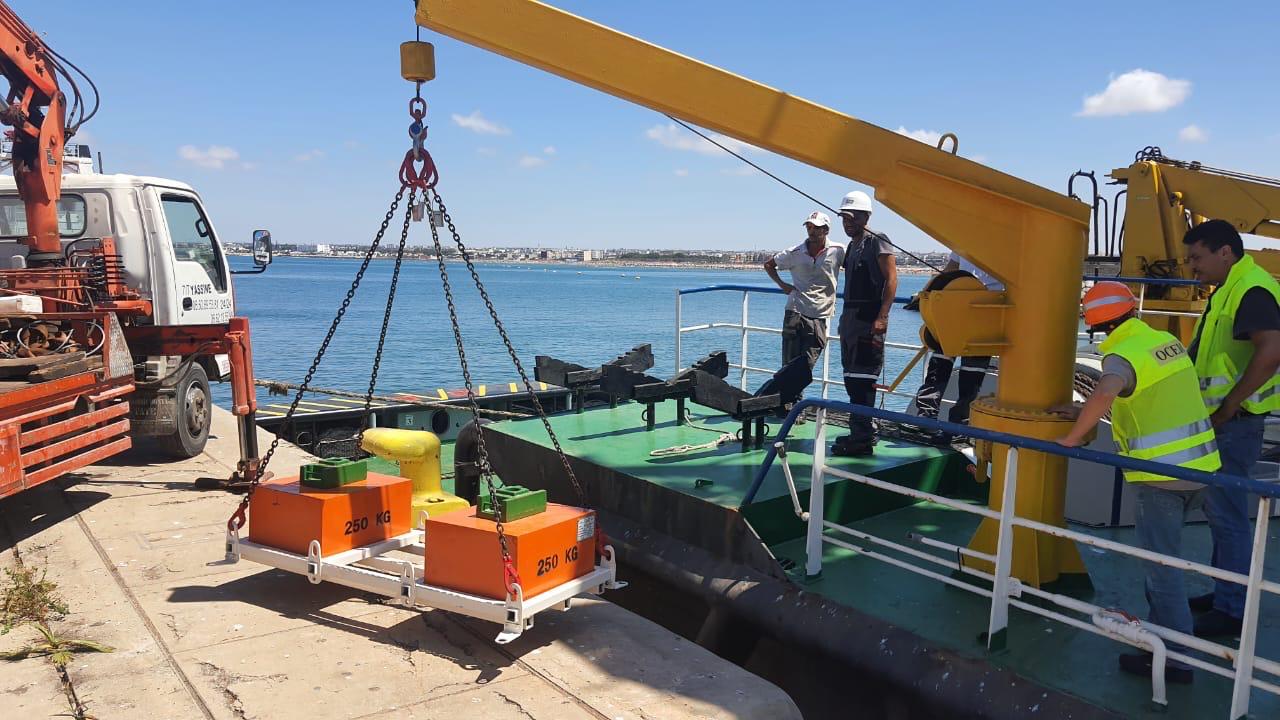 Rigid test weight handled by spreader beam — LGEN Morocco