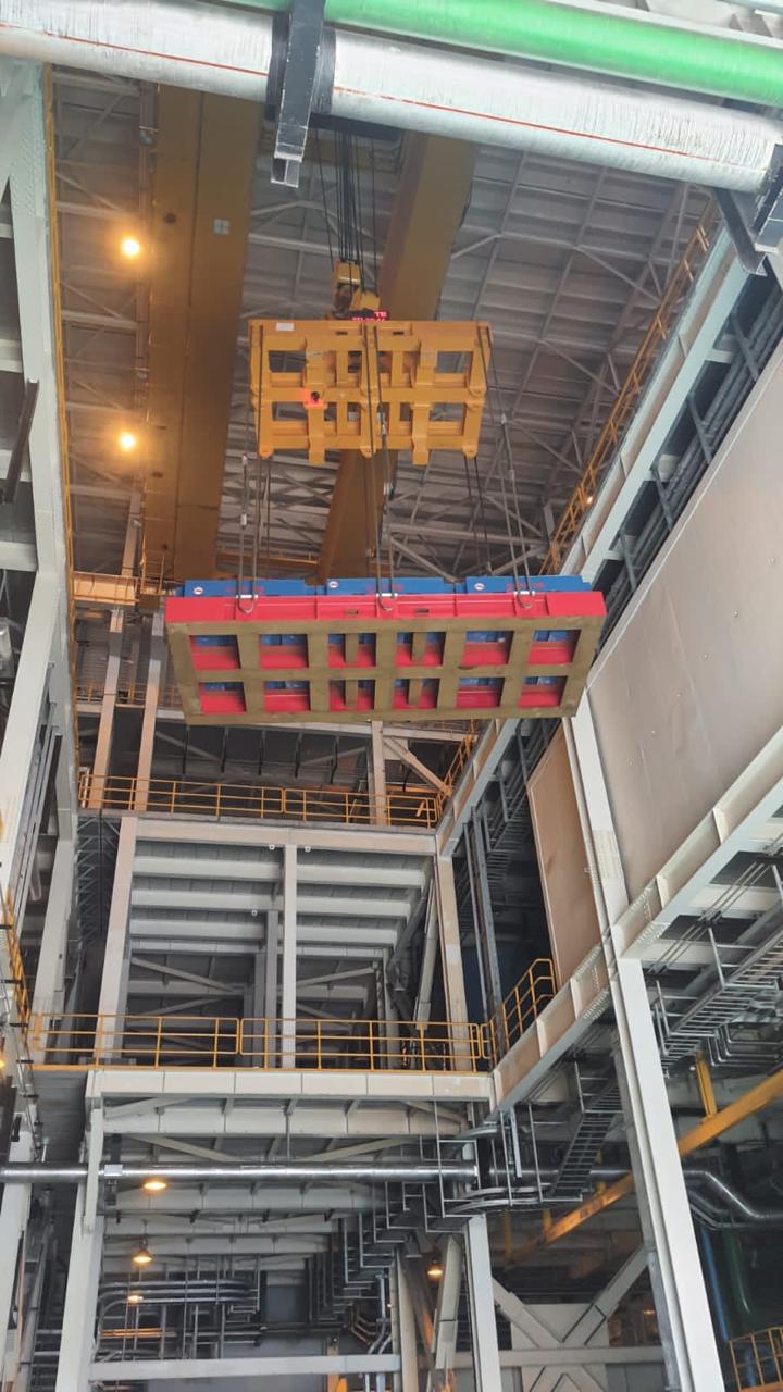 Test weight lifted by spreader beam at industrial site — LGEN Morocco
